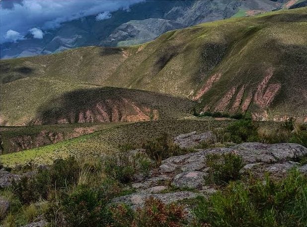 Las laderas verdes del cerro bajo un cielo con nubes bajas