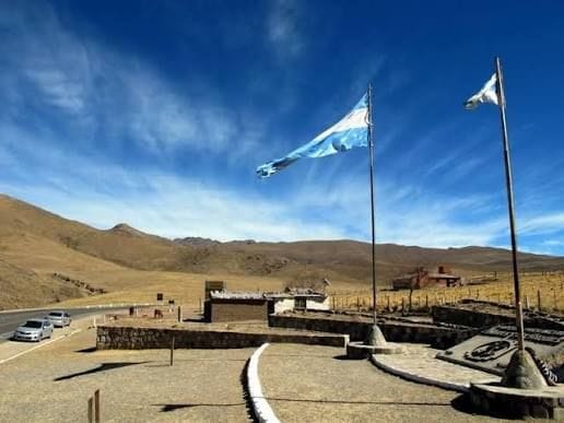 El mirador de la cuesta con banderas argentinas, y la ruta pasando al costado