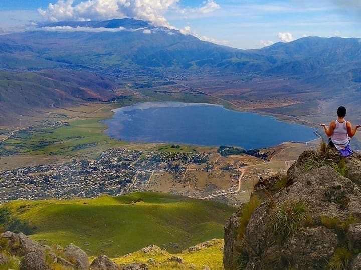El dique y el pueblo de El Mollar vistos desde lo alto de un cerro