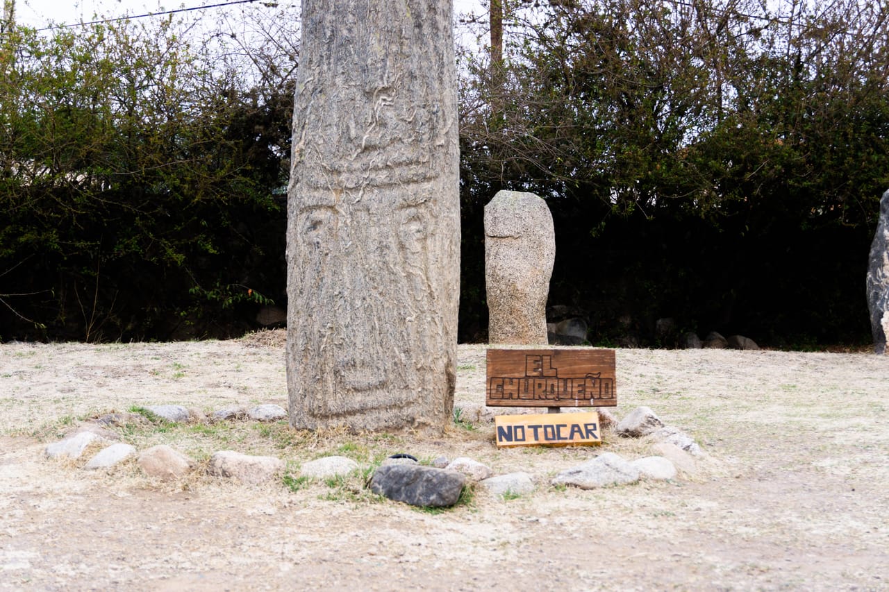 El menhir llamado El Churqueño, con su cartel y el aviso de no tocar